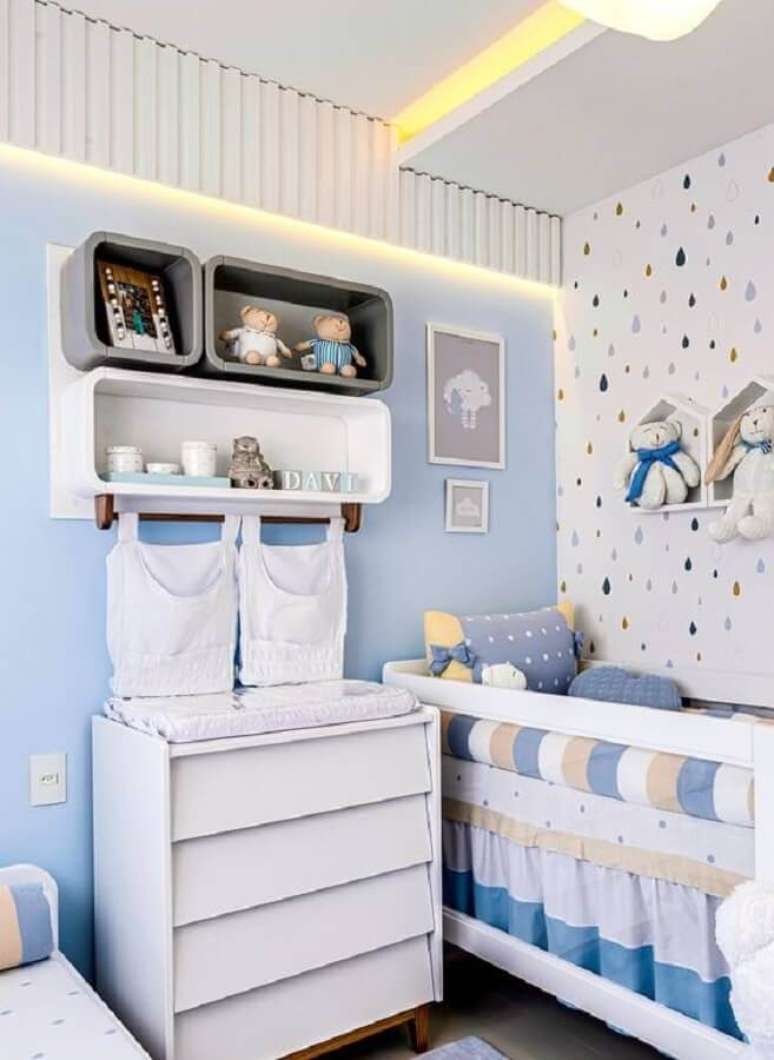28. Cômoda infantil com trocador para decoração de quarto de bebê azul e branco – Foto: Grão de Gente