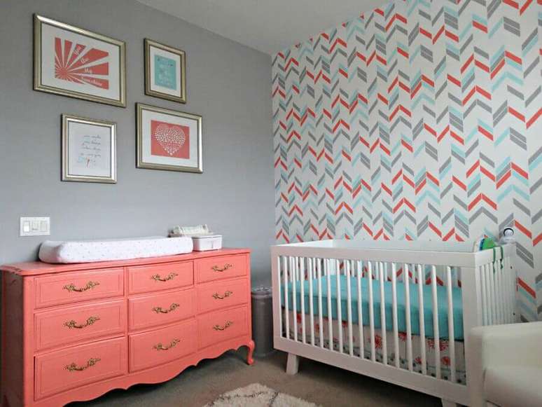 23. A cômoda com trocador vintage rosa se destaca na decoração do quarto de bebê cinza – Foto: Decoratorist