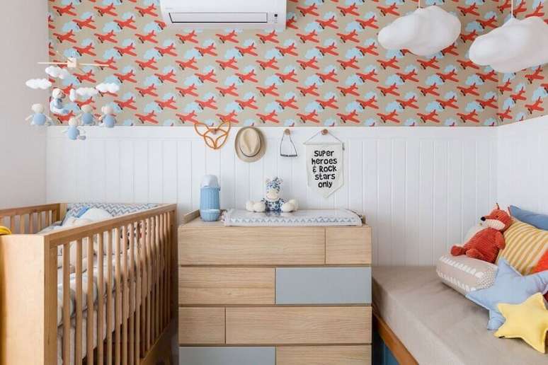 4. Quarto de bebê pequeno decorado com cômoda com trocador de madeira – Foto: NaToca Design