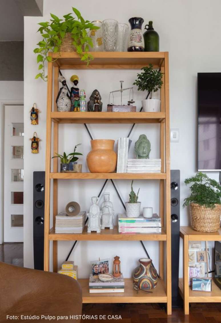 26. Enfeites para estante de madeira na sala de estar pequena – Foto Historias de Casa