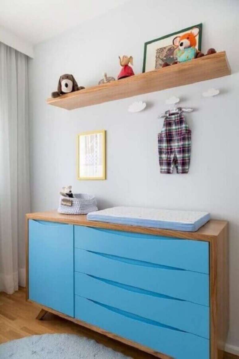 53. Quarto de bebê decorado com cômoda com trocador azul – Foto: Pinterest