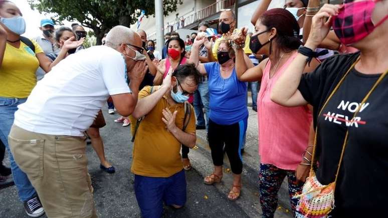 Apoiadores do governo gritaram palavras de ordem a favor do presidente Díaz-Canel e contra os Estados Unidos