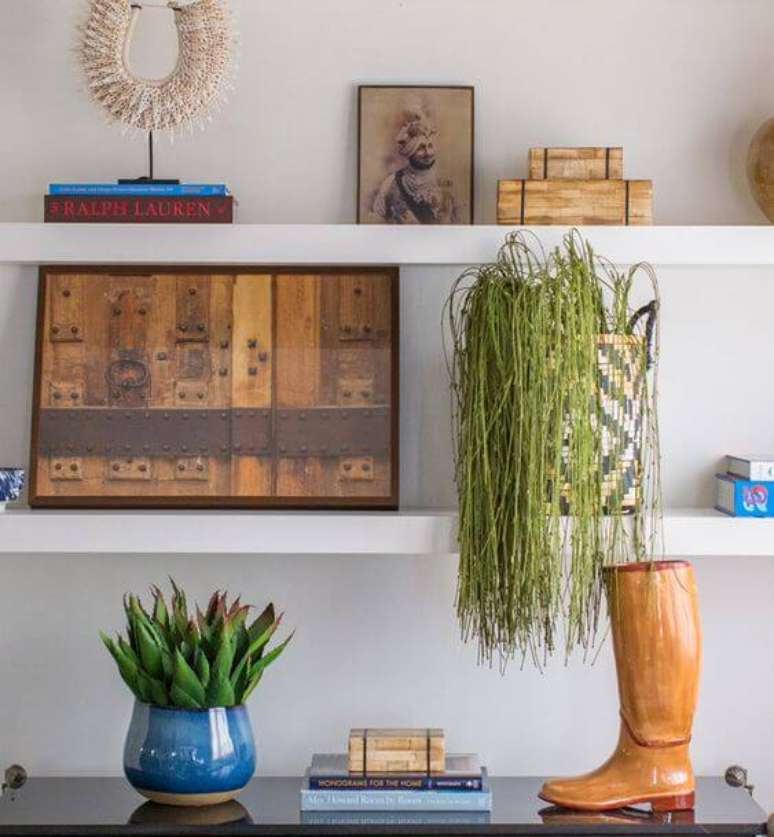 71. Decora&ccedil;&atilde;o com enfeites para estante tem&aacute;ticos &ndash; Foto Gp Life Decor