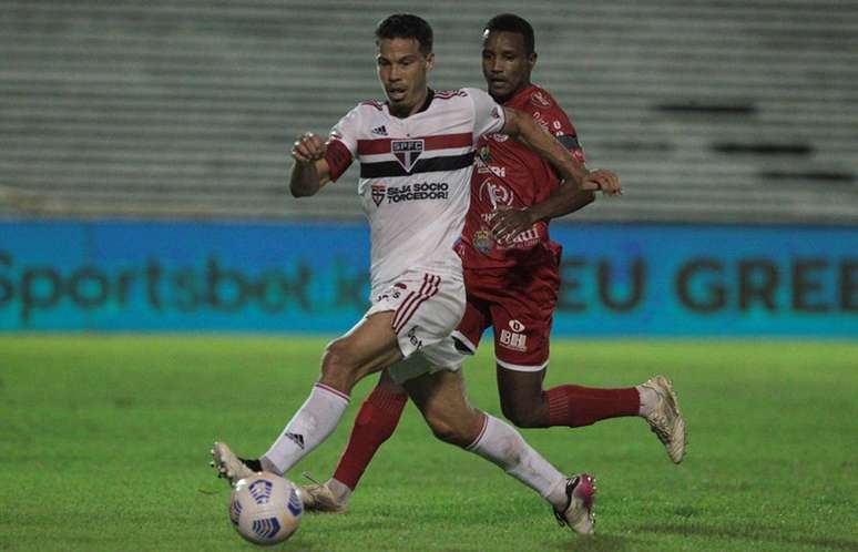 Hernanes durante jogo em que o São Paulo foi derrotado pelo 4 de Julho, em Teresina, pela Copa do Brasil