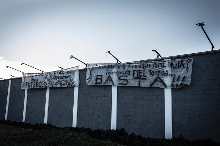 Faixas de protesto colocadas por torcedores no muro do CT Joaquim Grava