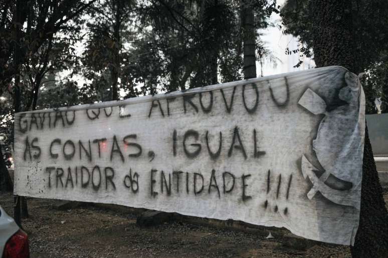 Faixa de protesto contra contas reprovadas no Corinthians em balanço do clube