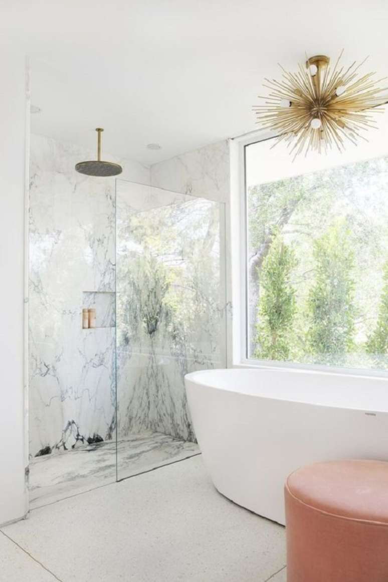 4. Banheiro grande com banheira de imersão decorado com lustre dourado moderno – Foto: Framed & Matted