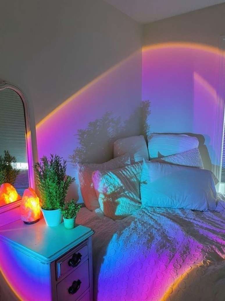 20. Luz neon para quarto branco e moderno – Foto ThesoLar Vibe