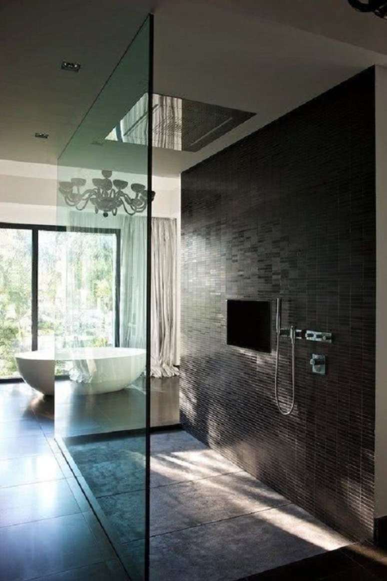 20. Banheiro grande moderno decorado com revestimento cinza escuro – Foto: Pinterest
