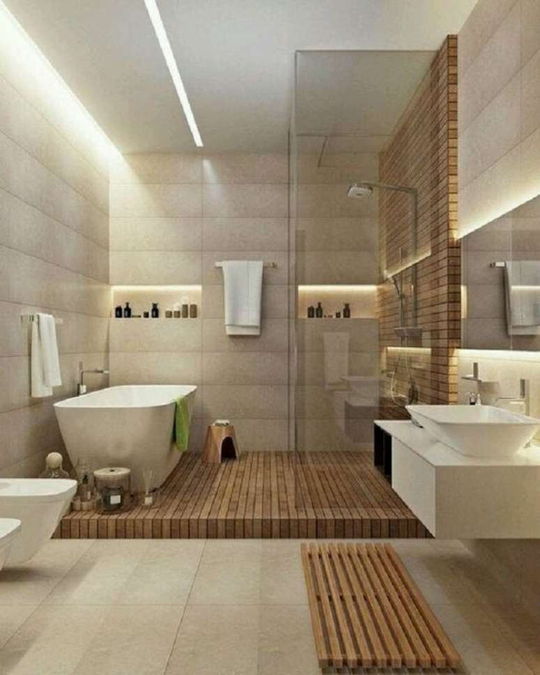17. Banheiro grande decorado em cores neutras com detalhes em madeira – Foto: Pinterest