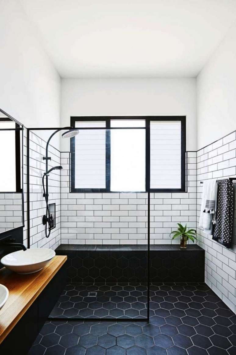 34. Decoração de banheiro grande com piso hexagonal preto – Foto: One Kindesign