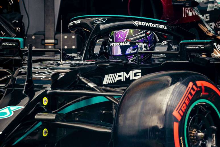 Lewis Hamilton sofre para acompanhar Max Verstappen, vencedor de quatro das últimas cinco corridas da Fórmula 1 