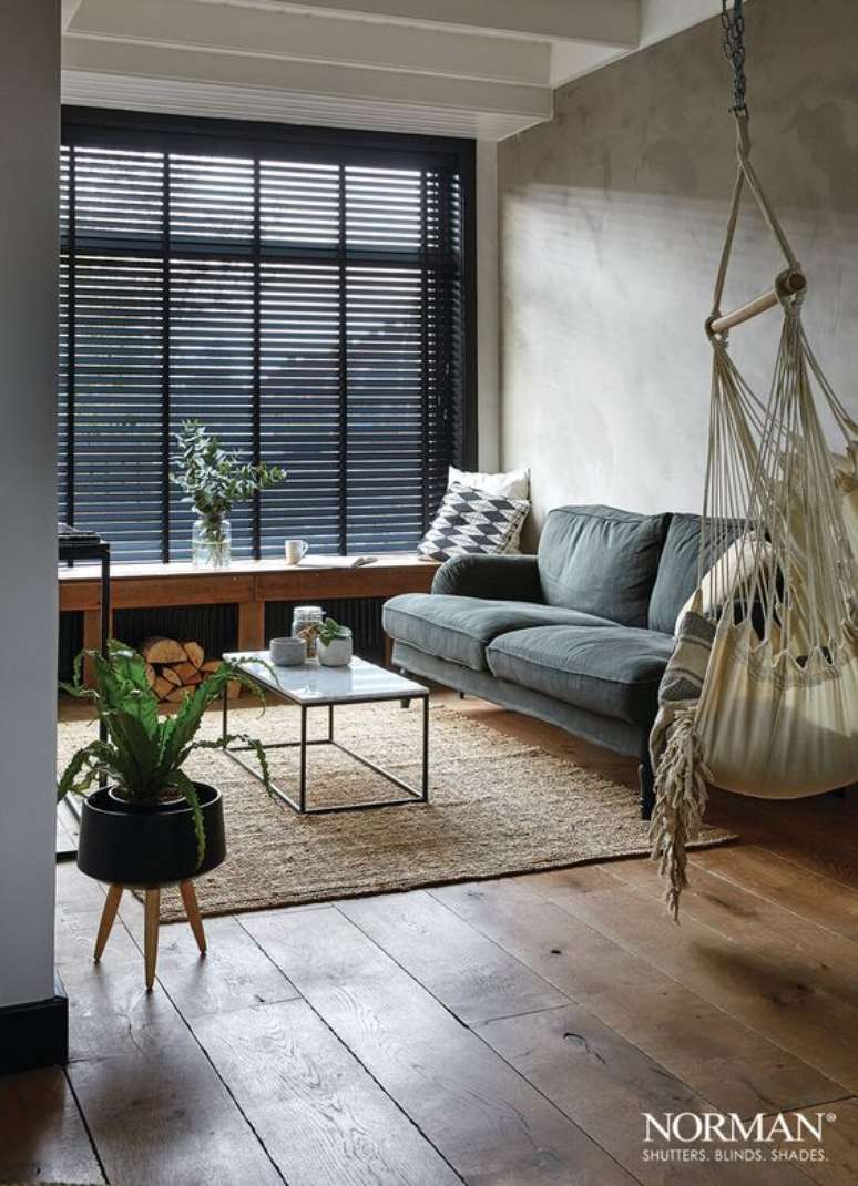 14. Sala de estar pequena com persiana preta e sofá cinza – Foto Norman Shutters Blinds Shades