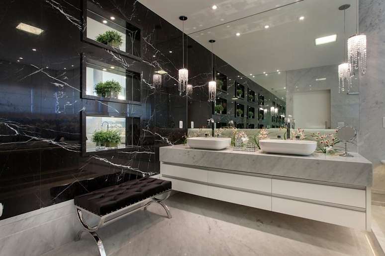 45. Decoração preto e branco para banheiro de luxo grande com parede de mármore – Foto: Homify