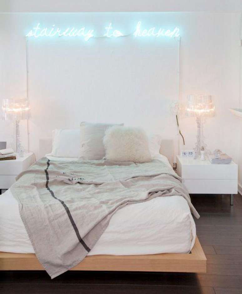 23. Quarto com luminaria luz neon – Foto Pinterest