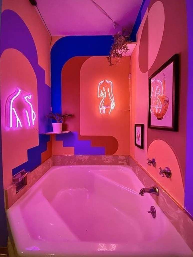 53. Banheiro com luz neon cor de rosa e pintura setorizada colorida – Foto Pinterest