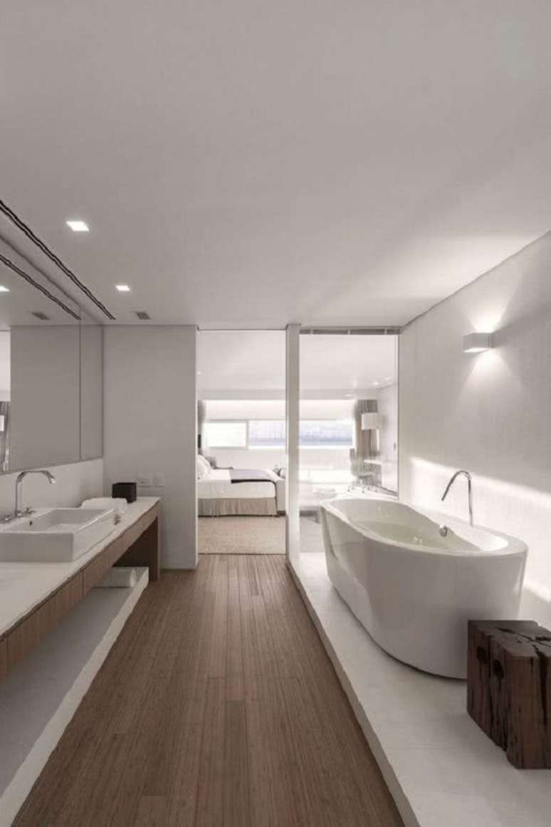 18. Banheiro grande moderno decorado com piso de madeira e banheira de imersão – Foto: Pinterest