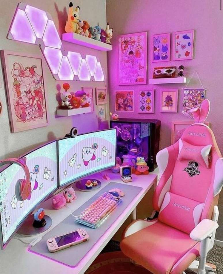 32. Quarto gamer com iluminação neon e quadros temáticos – Foto Pinterest