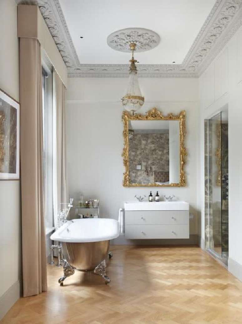 15. Lustre de cristal para banheiro grande decorado com espelho e banheira vitoriana – Foto: Houzz