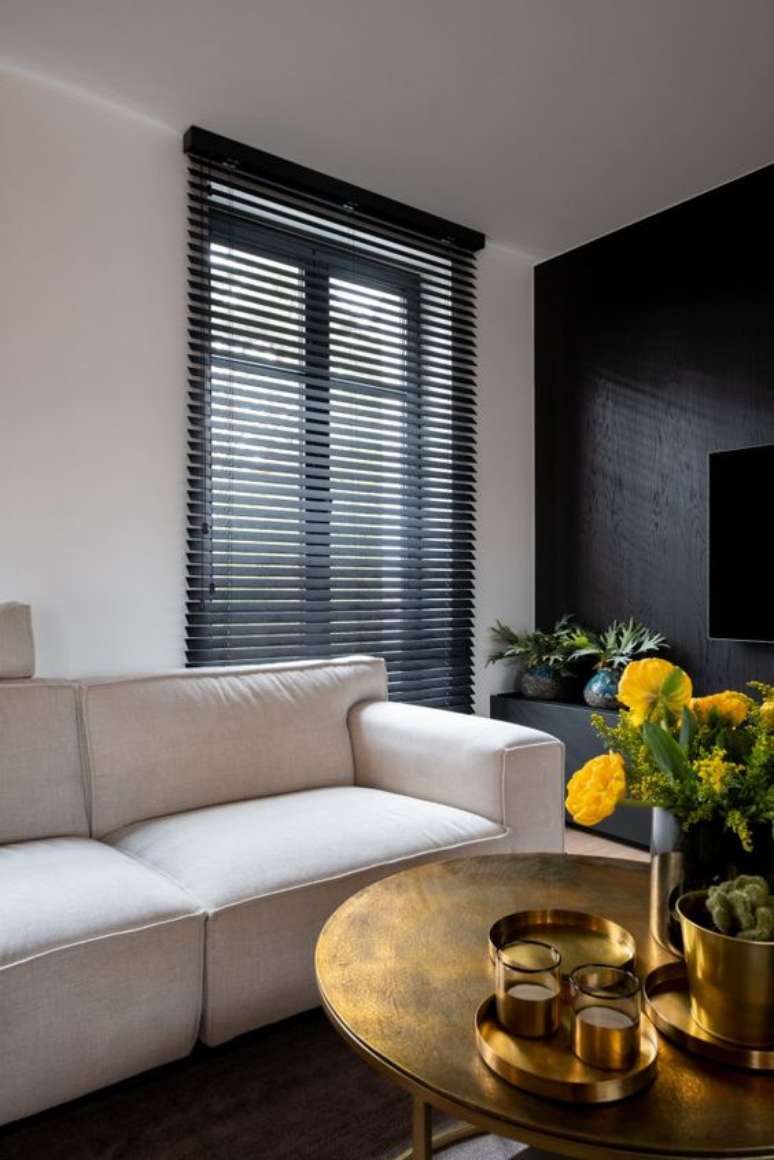 13. Sala de estar neutra com persiana preta – Foto Hoog Design