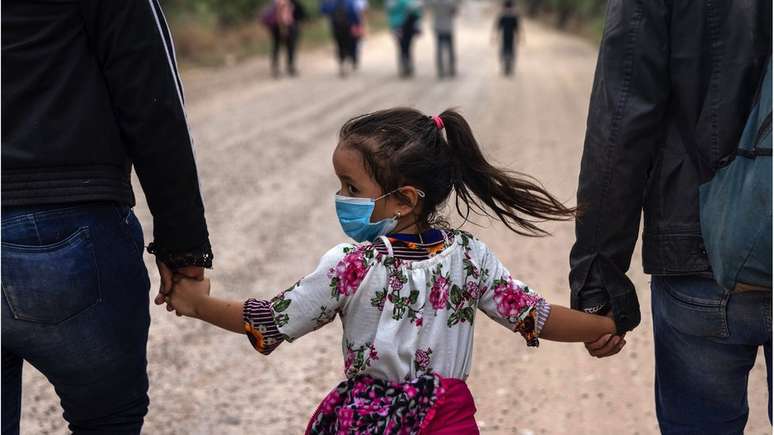 Famílias latino-americanas continuam contratando 'coiotes' para chegar aos EUA, em viagens arriscadas