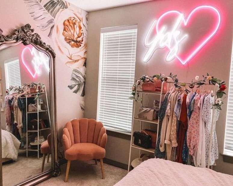63. Decora&ccedil;&atilde;o de closet luxuoso com luz neon cor de rosa &ndash; Foto Pinterest