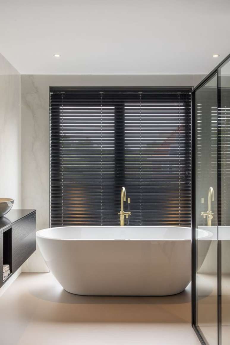 20. Banheiro com banheira e persiana preta – Foto Zonne Lux