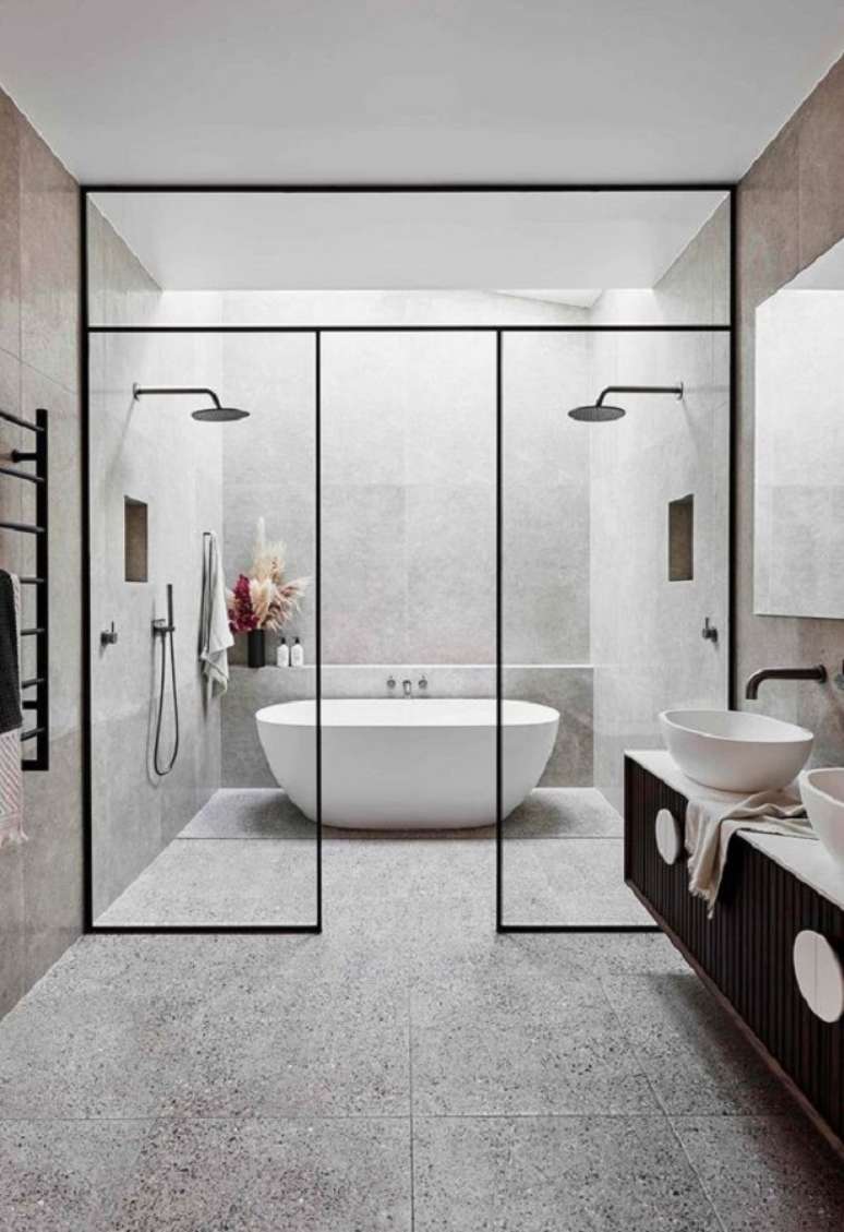 40. Decoração minimalista para banheiro grande com banheira de imersão – Foto: Homify