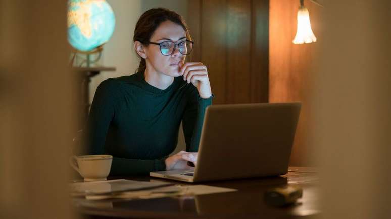 A linguagem corporal digital inclui a forma como voc&ecirc; se comunica em videochamadas e tamb&eacute;m por meio de comunica&ccedil;&otilde;es escritas, como e-mail