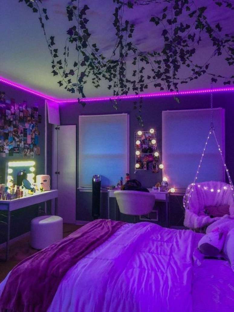 61. Decoração criativa de quarto com luz neon e móveis confortáveis – Foto Pinterest