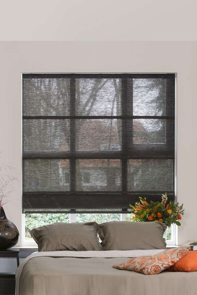 49. Quarto com persiana preta na janela atrás da cama – Foto Jasno