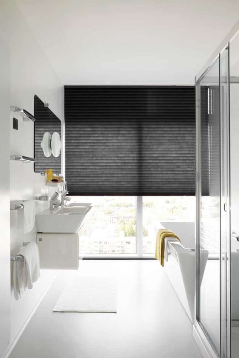 21. Banheiro com cortina persiana preta – Foto Tusisin
