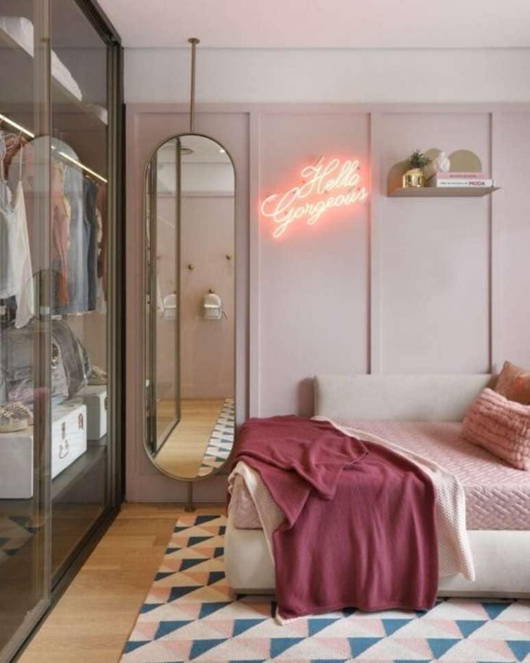 25. Quarto com luz neon feminina – Foto Pinterest