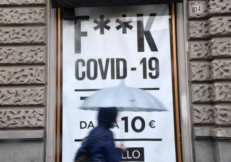 Cartaz ironiza pandemia de Covid-19 em Piacenza, norte da Itália