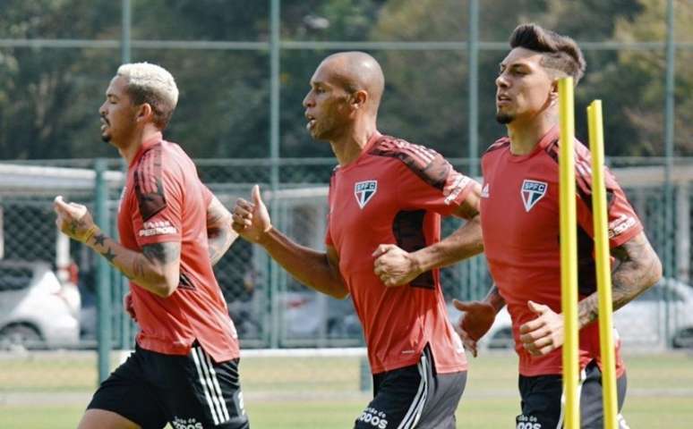 Miranda, Luciano e Rigoni realizam atividades no gramado com fisioterapeutas (Foto: Erico Leonan / saopaulofc)