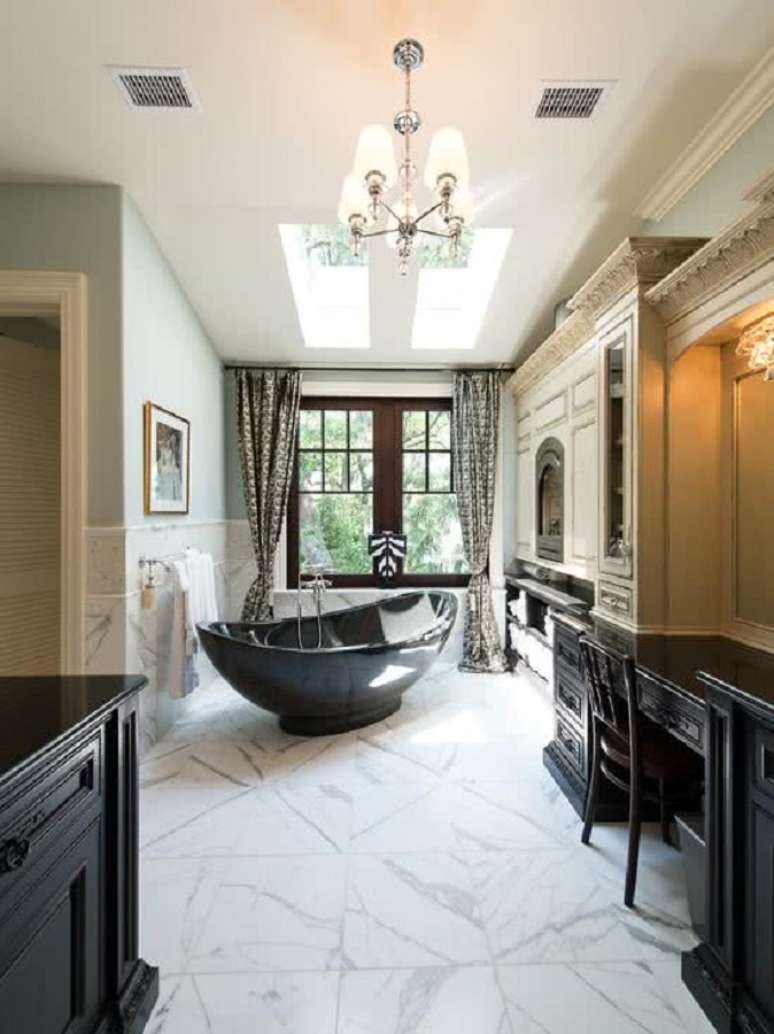 46. Decoração sofisticada para banheiro grande com banheira preta – Foto: Home Fashion Trend