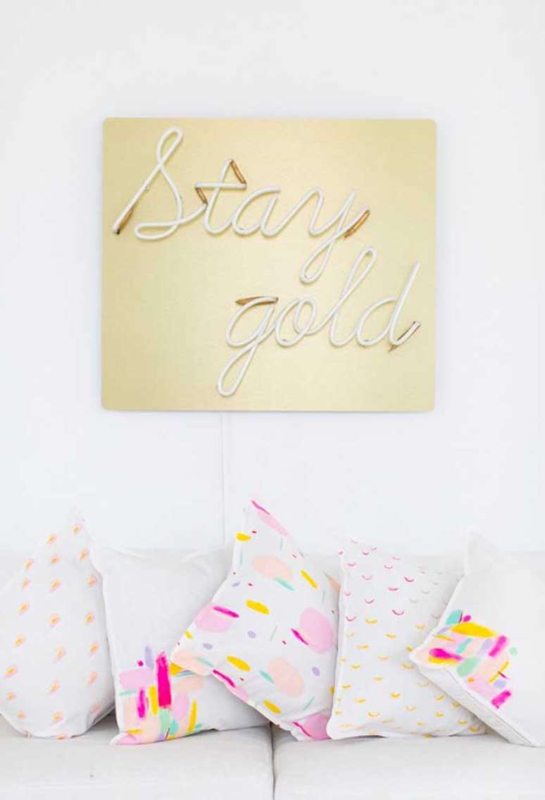 44. Sala de estar com luz neon dourada na parede do sofá – Foto Pinterest