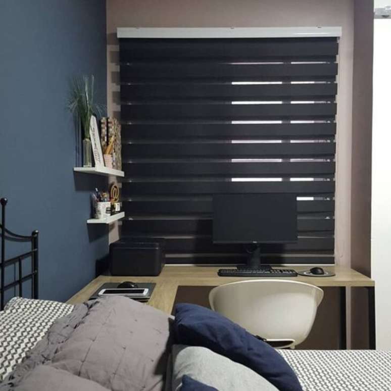31. Persiana preta horizontal no quarto planejado com escrivaninha – Foto Pinterest