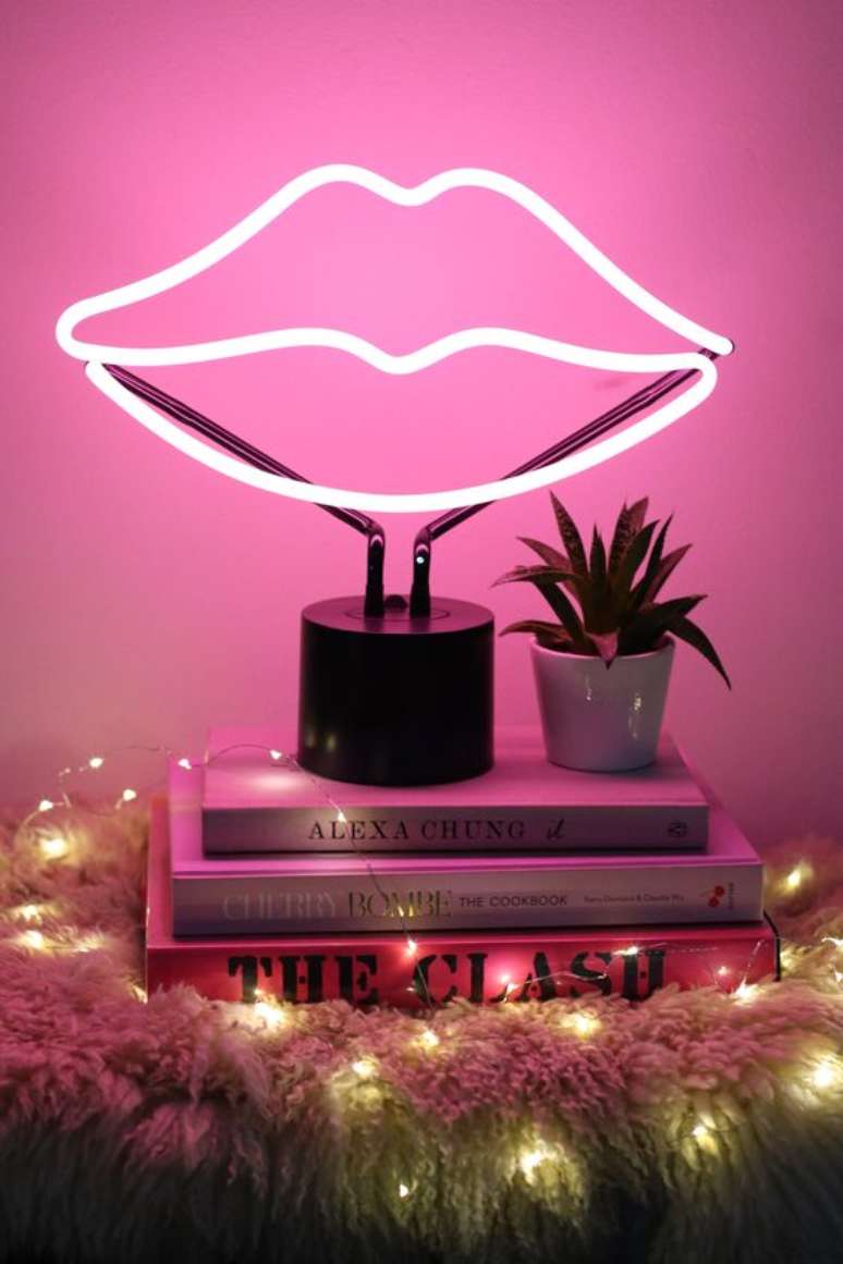 5. Luz neon rosa para sala de estar – Foto Amped e Co