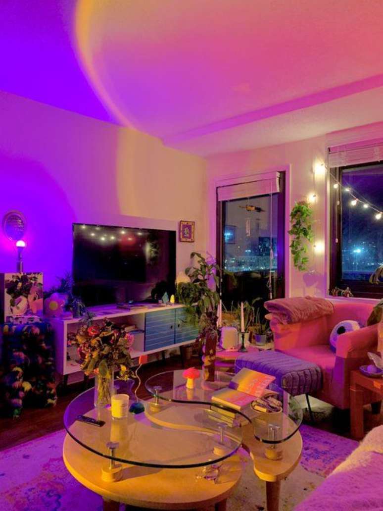9. Sala de estar iluminada com luz neon – Foto Pinterest