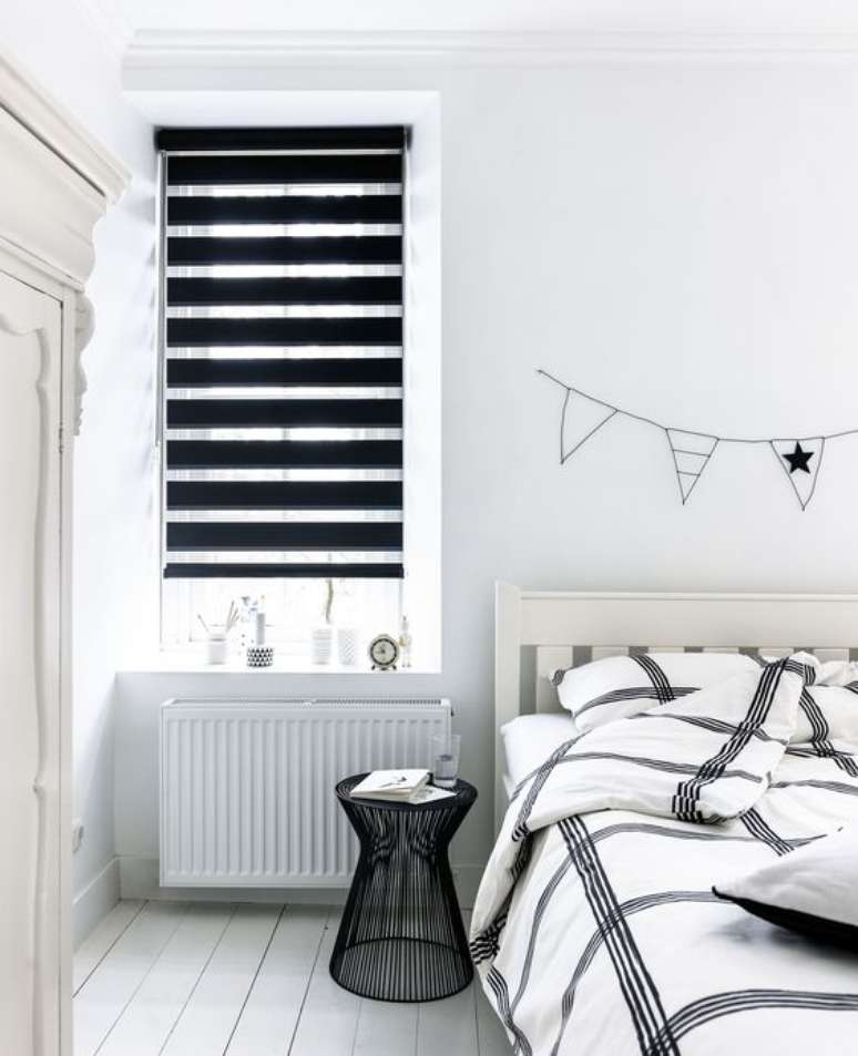 47. Quarto branco com persiana preta – Foto Budget Blinds