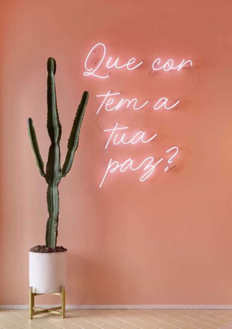 7. Luminária com luz neon na sala de estar criativa decorada com plantas – Foto Pinterest