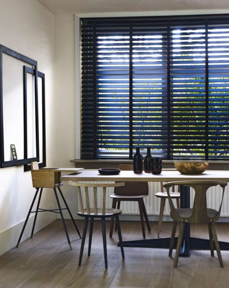 17. Sala de jantar com persiana preta e móveis de madeira – Foto Pinteerest