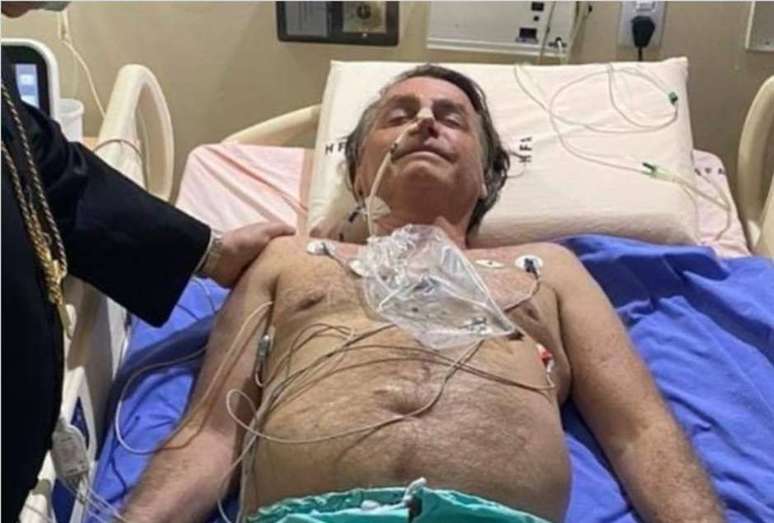 Bolsonaro publicou nas redes sociais uma foto de sua mais recente internação