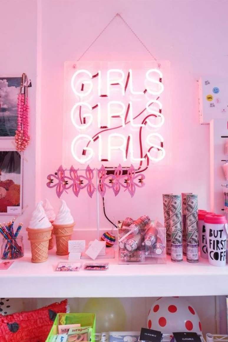 65. Decoração de quarto feminino com luminaria luz neon – Foto Fashionismo