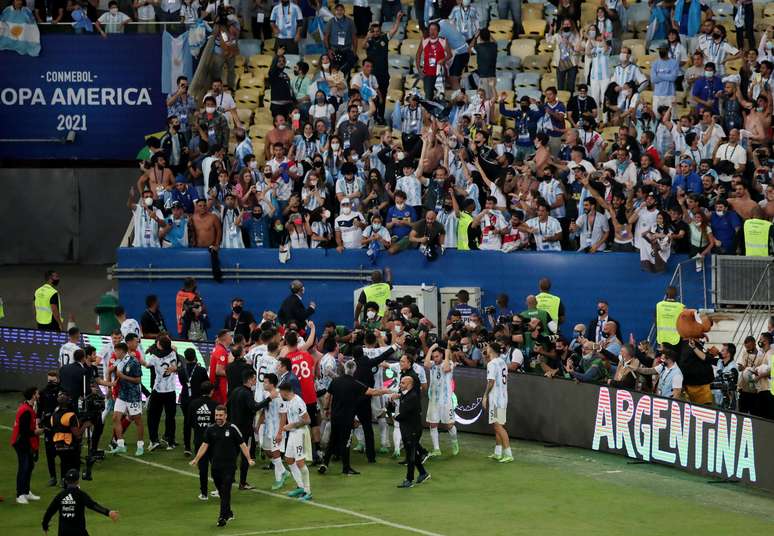 Jogadores e torcedores argentinos festejam título da Copa América