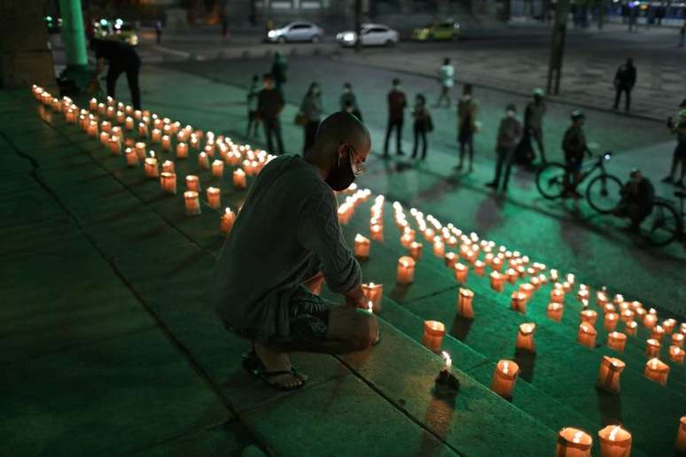 Pessoas acendem velas no Rio de Janeiro em homenagem aos mortos pela Covid-19
21/06/2021 REUTERS/Pilar Olivares