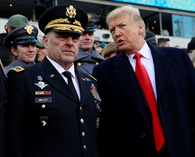 Trump e o general Mark Milley na Filad&eacute;lfia
 8/12/2018    REUTERS/Jim Young