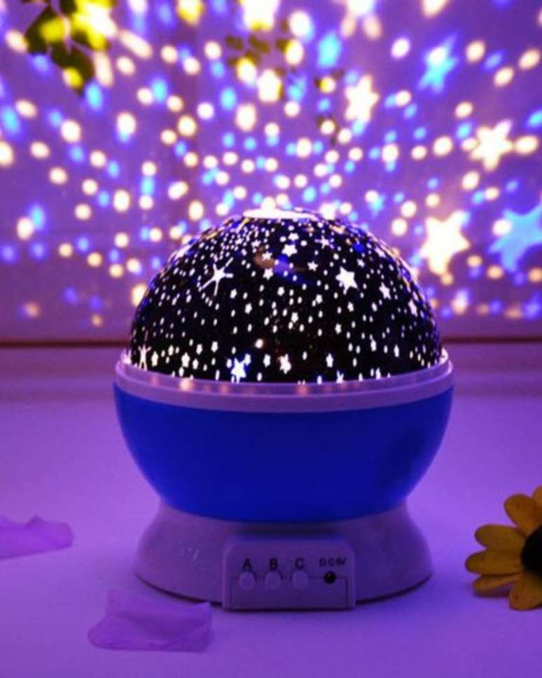 16. Lumin&aacute;ria com luz neon em formato de estrelas &ndash; Foto Fashion Bubbles