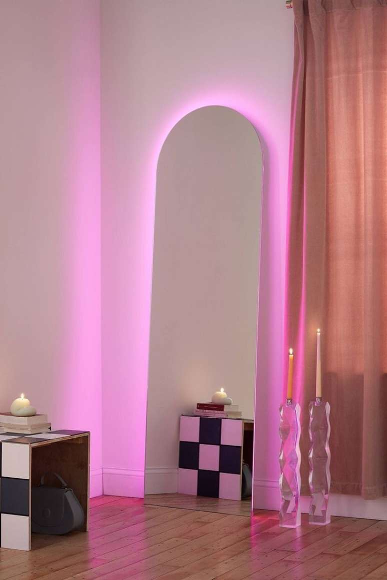 12. Espelho com luz neon rosa – Foto Urban Outfitters